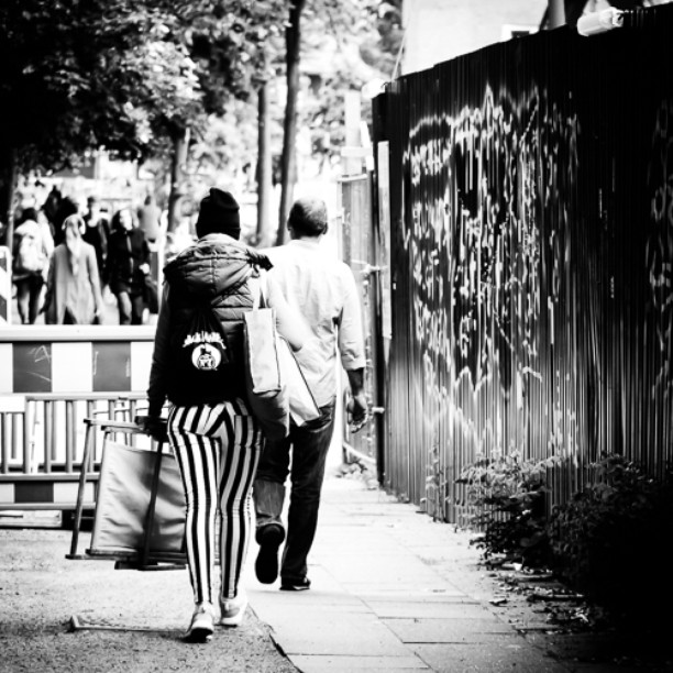 Oh, zum Strand?  Young girl with a sunbed walking through Hamburg. #street #b&w #ig_nrw #instamood #hamburg #girl #sunbed