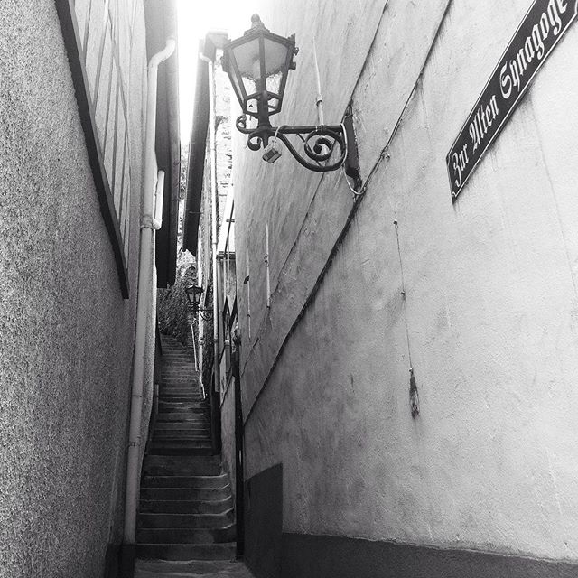 Schmalgang mit Treppe in Bernkastel-Kues. #mosel #blackandwhite #treppe #instadailey #iphoneonly
