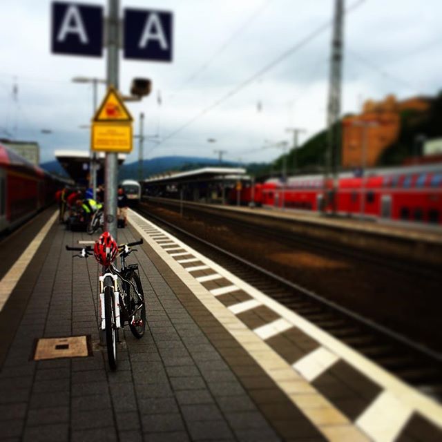 Nach Hause. Der Zug fährt ein. #Bahnhof #railway #ilovetravel #koblenz #igers #igtravel #igersoftheday